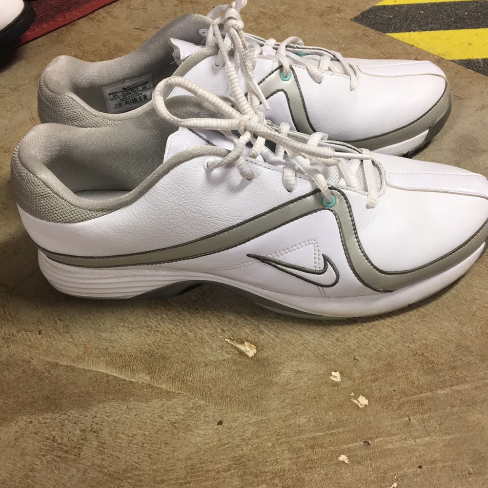 Golf shoes